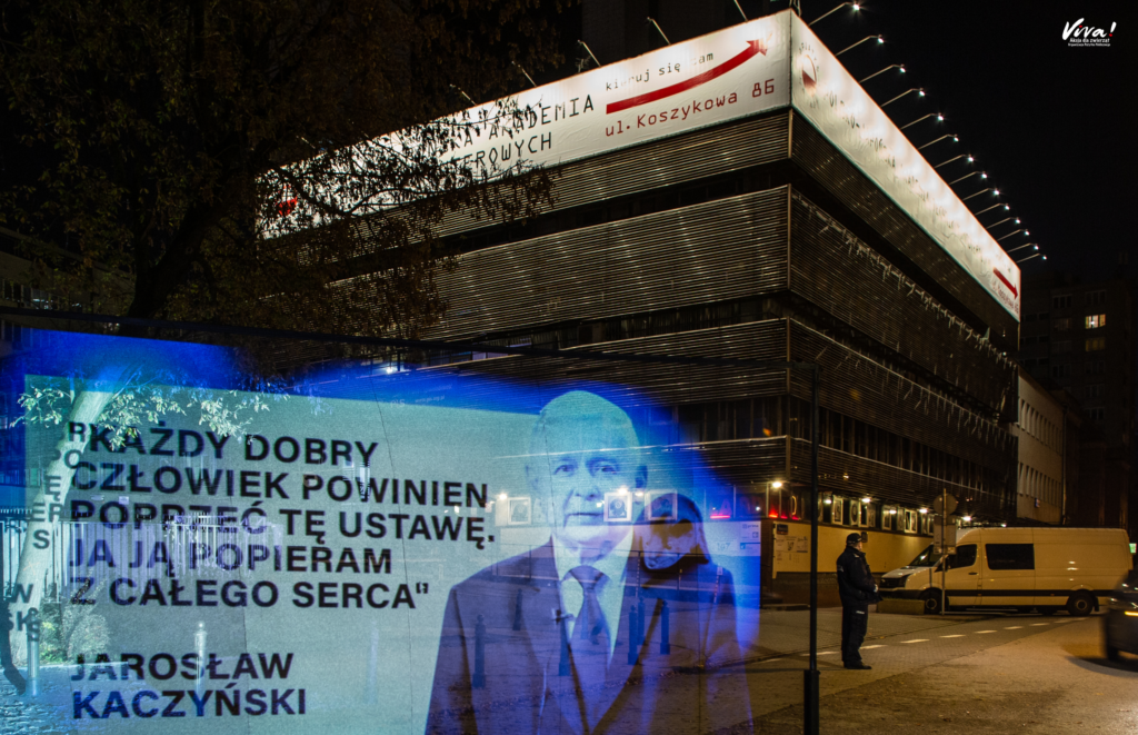 Hologram pod biurem Prawa i Sprawiedliwości. Jarosław Kaczyński z norką na ramieniu, cytat z jego wypowiedzi