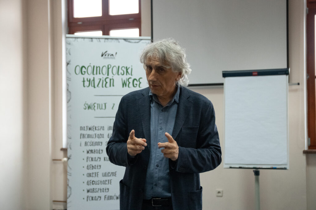 Doktor Sławomir Jarmuż podczas wykładu "Jak mądrze przekonywać do swoich idei" we Wrocławiu. 