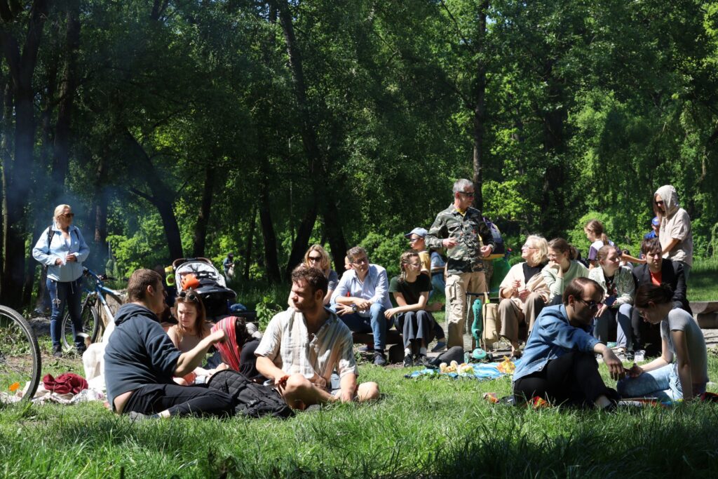 Piknik z roślinnym jedzeniem.