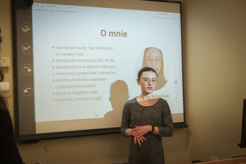 Koordynatorka ds. diet roślinnych Sandra Marciniak opowiadała o dietach roślinnych podczas Dnia Wegańskiego na WUM.
