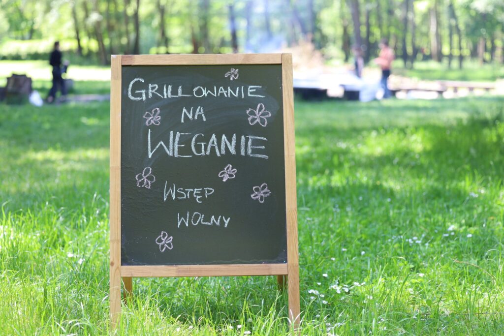 Tabliczka z napisem "Grillowanie na weganie".