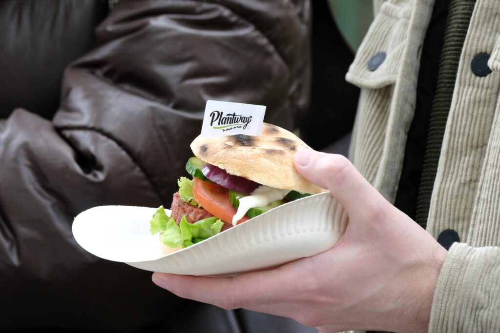 Roślinny burger od Plantway.