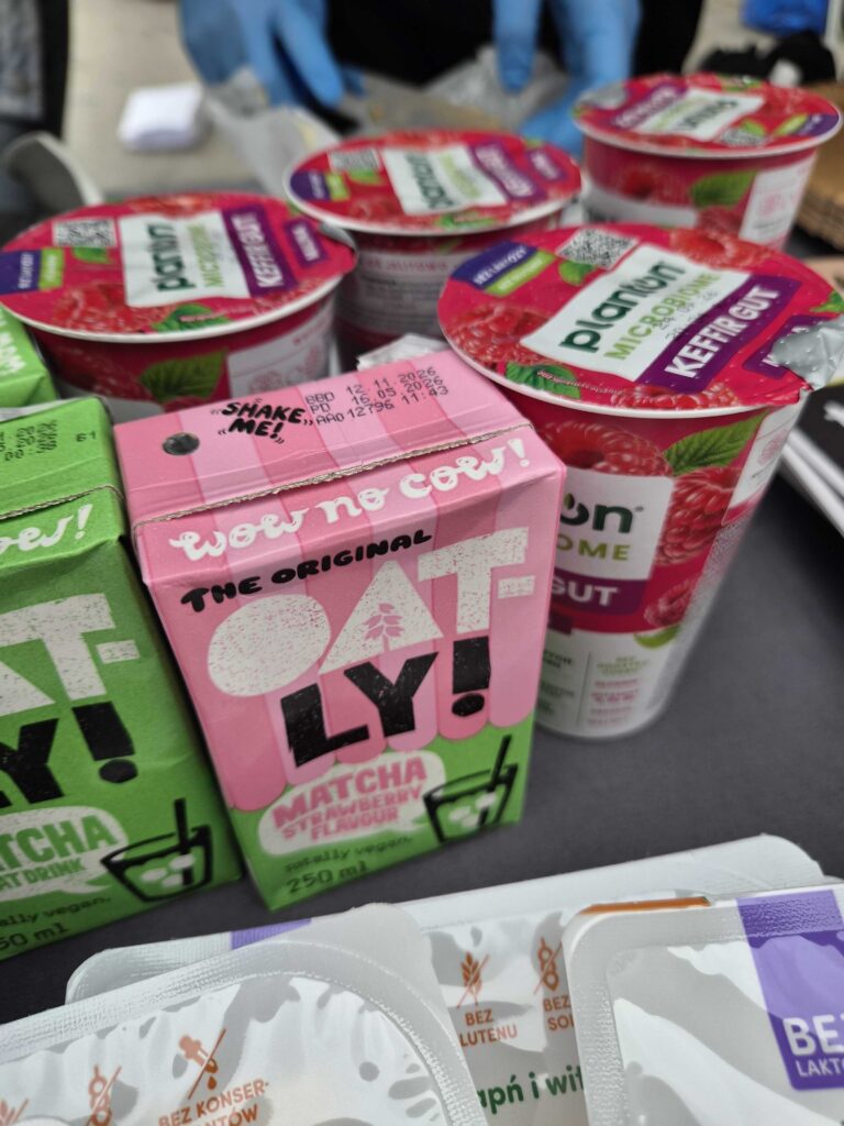 małe kartoniki roślinnego napoju do kawy marki Oatly, w tle kubeczek jogurtu roślinnego Magda Roślinna
