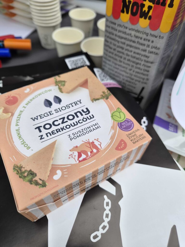 zdjęcie przedstawiana opakowanie serka Toczony z nerkowcamiamarki Wege Siostry