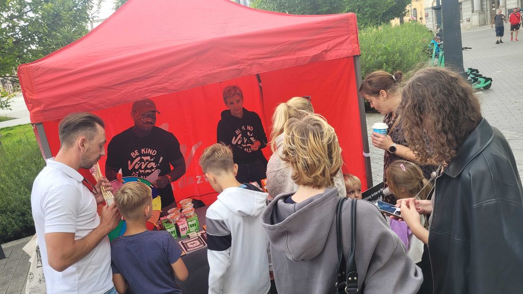 Do stoiska z roślinnym nabiałem ustawiła się kolejka chętnych.